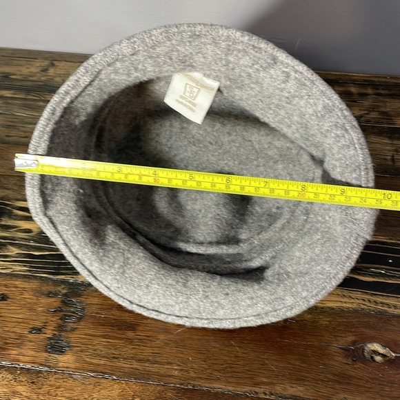 Cute grey wool hat in 100% wool. Fits average size head. Wool “flower” - Picture 7 of 10